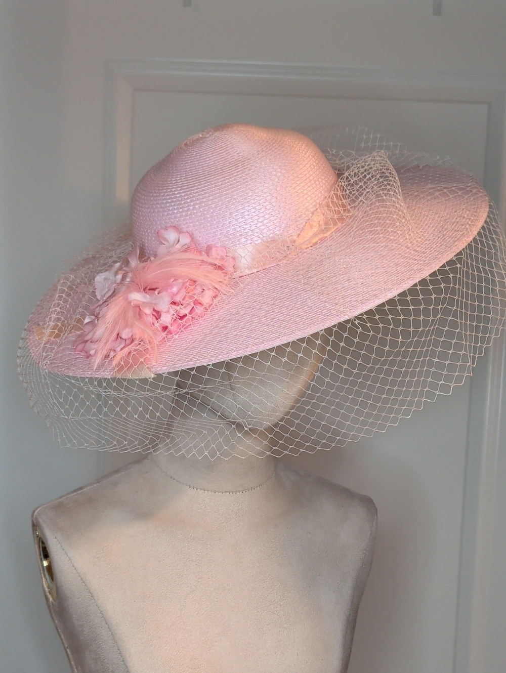 Vintage Pink Wide-Brim Picture Hat with Veil and Floral Trim Pastel Wedding - Picture 3 of 9